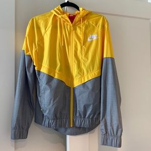NIKE RAIN COAT SIZE WOMEN’S LARGE